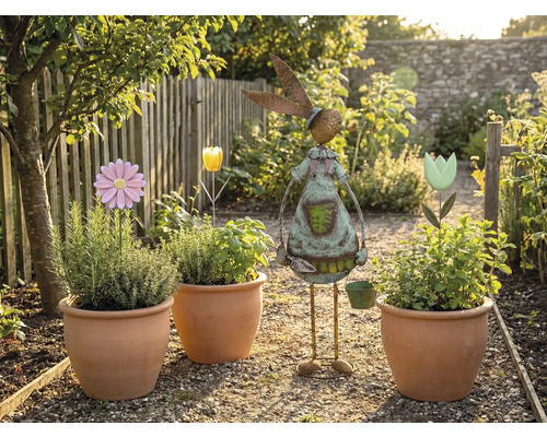 Zahradní scéna s osázenými terakotovými květináči, květinovými zápichy a zahradní dekorací ve tvaru zajíce