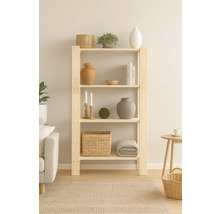 Dřevěná police se čtyřmi úrovněmi a dekoracemi v obývacím pokoji