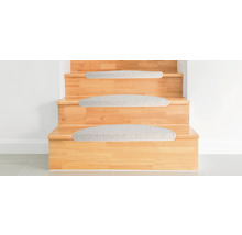 Dřevěné schodiště s kobercovými stupnicemi