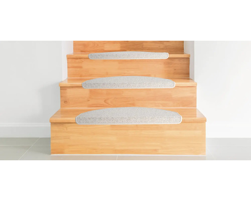 Dřevěné schodiště s kobercovými stupnicemi