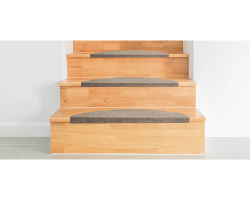 Dřevěné schodiště s kobercovými stupnicemi