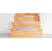 Dřevěné schodiště s kobercovými stupnicemi