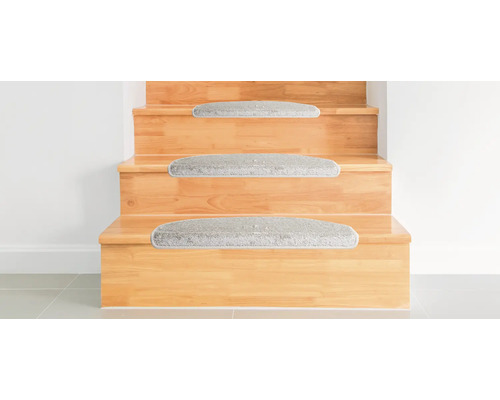 Dřevěné schodiště s kobercovými stupnicemi