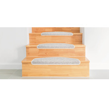 Dřevěné schodiště se třemi schody a kobercovými stupnicemi