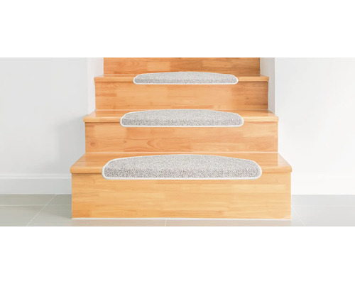 Dřevěné schodiště se třemi schody a kobercovými stupnicemi