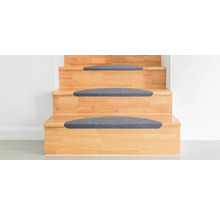 Dřevěné schodiště se šedými stupnicemi.