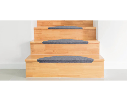 Dřevěné schodiště se šedými stupnicemi.