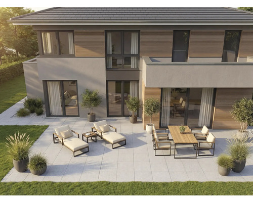 Exteriér moderního domu s terasovým nábytkem na dlaždicích