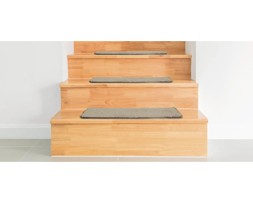 Dřevěné schodiště s rohožemi