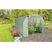 Fóliovník s rostlinami na zahradě