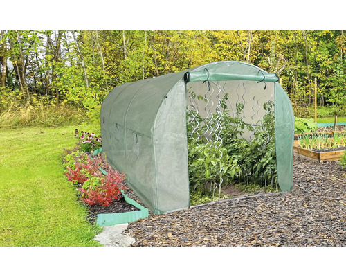 Fóliovník s rostlinami na zahradě