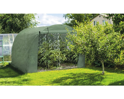 Skleník s rostlinami na zahradě.