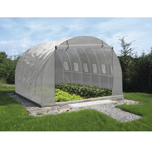 Skleník s transparentním fóliovým krytem na zahradě