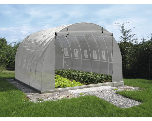 Skleník s transparentním fóliovým krytem na zahradě