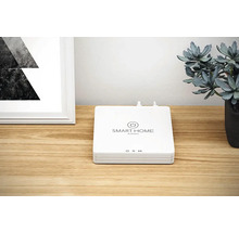 Centrální jednotka chytré domácnosti Hornbach na dřevěném stole