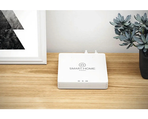 Centrální jednotka chytré domácnosti Hornbach na dřevěném stole