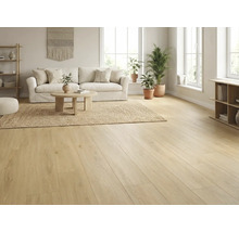 Světlý obývací pokoj s dřevěnou podlahou, pohovkou, kobercem a rostlinami pro přátelskou atmosféru.