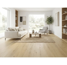 Světlý obývací pokoj s pohovkou, křeslem, kobercem a dřevěnou podlahou