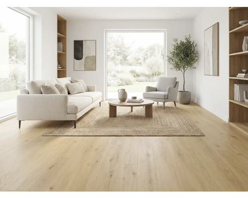 Světlý obývací pokoj s pohovkou, křeslem, kobercem a dřevěnou podlahou