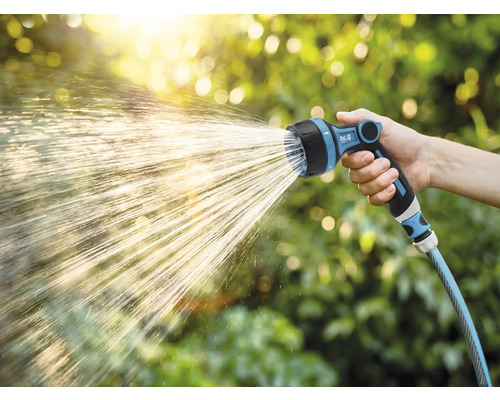 Zahradní hadice se stříkací hlavicí v provozu