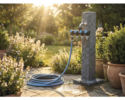 Zahradní scéna s vodním sloupkem, rozdělovačem a zahradní hadicí na kamenné terase