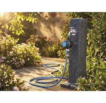 Zahradní scéna s vodovodním kohoutkem, zavlažovacím časovačem a zahradní hadicí