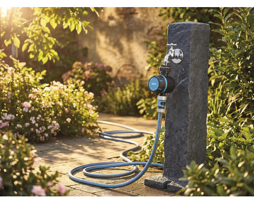 Zahradní scéna s vodovodním kohoutkem, zavlažovacím časovačem a zahradní hadicí