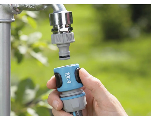 Rychlospojka zahradní hadice se připojuje k vodovodnímu kohoutku