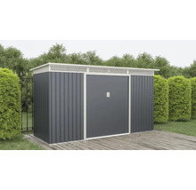 Kovový zahradní domek s dvoukřídlými dveřmi, plochou střechou a ozdobnou větrací mřížkou na dřevěné terase v uspořádané zahradě.