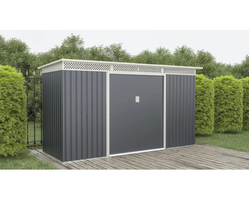 Kovový zahradní domek s dvoukřídlými dveřmi, plochou střechou a ozdobnou větrací mřížkou na dřevěné terase v uspořádané zahradě.