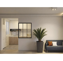 Obývací pokoj s rostlinou, gaučem a průchodem do kuchyně