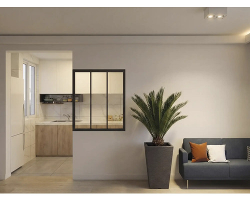Obývací pokoj s rostlinou, gaučem a průchodem do kuchyně