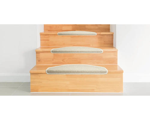 Dřevěné schodiště s kobercovými stupnicemi