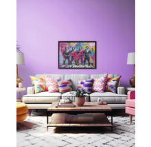 Obývací pokoj s pohovkou, konferenčním stolkem a zarámovaným uměleckým tiskem na zdi