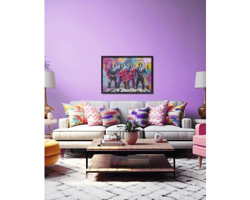 Obývací pokoj s pohovkou, konferenčním stolkem a zarámovaným uměleckým tiskem na zdi