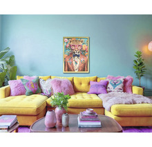 Obývací pokoj se žlutou rohovou sedačkou, polštáři a zarámovaným obrazem leoparda na zdi