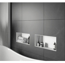 Stěna koupelny s vestavěnými policemi, ručníky a koupelnovými potřebami