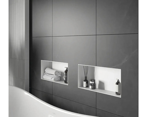 Stěna koupelny s vestavěnými policemi, ručníky a koupelnovými potřebami