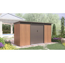 Moderní zahradní domek s panely v dekoru dřeva a hnědými kovovými dvoukřídlými dveřmi, plochou střechou a větrací mřížkou v jasné zahradě na terase.