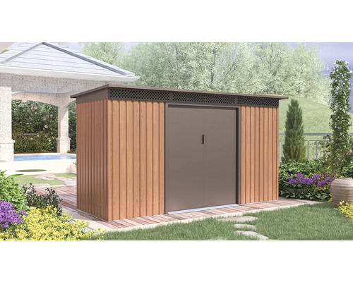 Moderní zahradní domek s panely v dekoru dřeva a hnědými kovovými dvoukřídlými dveřmi, plochou střechou a větrací mřížkou v jasné zahradě na terase.