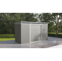 Moderní kovový zahradní domek s dvoukřídlými dveřmi a větracími otvory na dlážděné terase v zahradě.