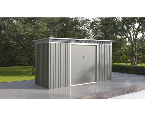 Moderní kovový zahradní domek s dvoukřídlými dveřmi a větracími otvory na dlážděné terase v zahradě.