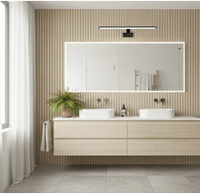 Moderní koupelna s dvojitým umyvadlem, zrcadlem s osvětlením a stěnovými panely