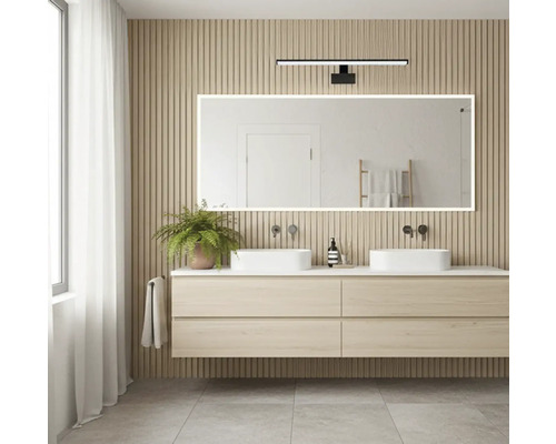 Moderní koupelna s dvojitým umyvadlem, zrcadlem s osvětlením a stěnovými panely