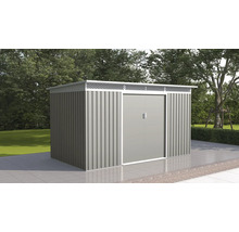 Moderní kovový zahradní domek s dvoukřídlými dveřmi a větracími otvory pod plochou střechou, umístěný na terase v zahradě.