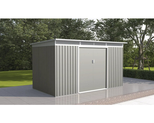 Moderní kovový zahradní domek s dvoukřídlými dveřmi a větracími otvory pod plochou střechou, umístěný na terase v zahradě.