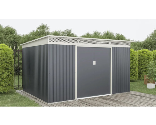 Moderní kovový zahradní domek s dvojitými posuvnými dveřmi a pultovou střechou na dřevěné terase ve světlé, udržované zahradě.