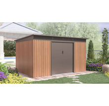 Moderní, prostorný zahradní domek s plochou střechou, stěnami v dekoru dřeva a šedými dveřmi ve světlé, uspořádané zahradě s rostlinami.