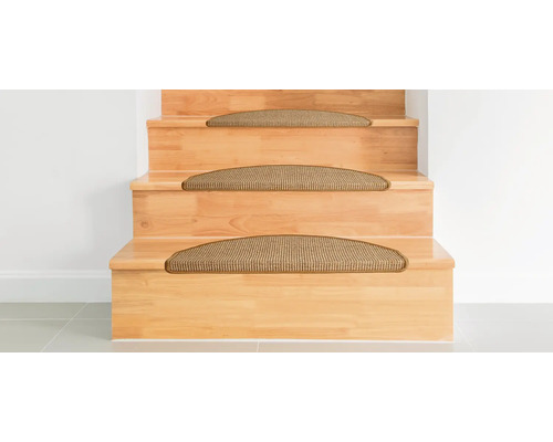 Dřevěné schodiště s kobercovými stupnicemi