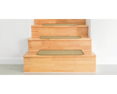 Dřevěné schodiště s kobercovými stupňovými rohožemi pro větší bezpečnost